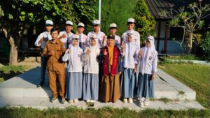 Upacara Bendera SMKN 3 Kota Bima, Guru Berprestasi Sampaikan Pentingnya Sikap Cerdas Finansial bagi Generasi SMK