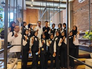 Siswa Kuliner SMKN 3 Kota Bima Asah Etika Profesional Lewat Kegiatan Table Manner di Illo Cake