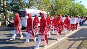 Guru dan Pegawai SMKN 3 Kota Bima Tunjukkan Kekompakan dalam Jalan Santai HUT ke-81 RI